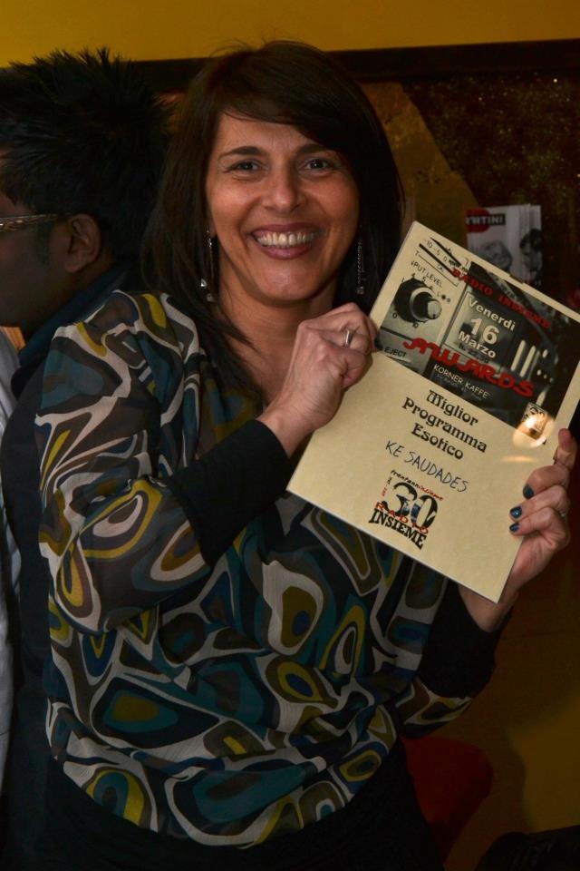 Beatriz Altimari ganhando prêmio de melhor programa